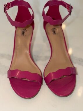 Fioni Pink Scalloped Ankle Strap Heels Size 9 Dress Sandals